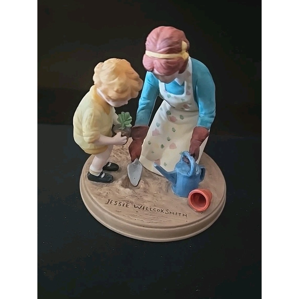 Vintage "Helping Mom" Figurine Good Housekeeping-Avon‎ Jessie Willcox Smith-1986